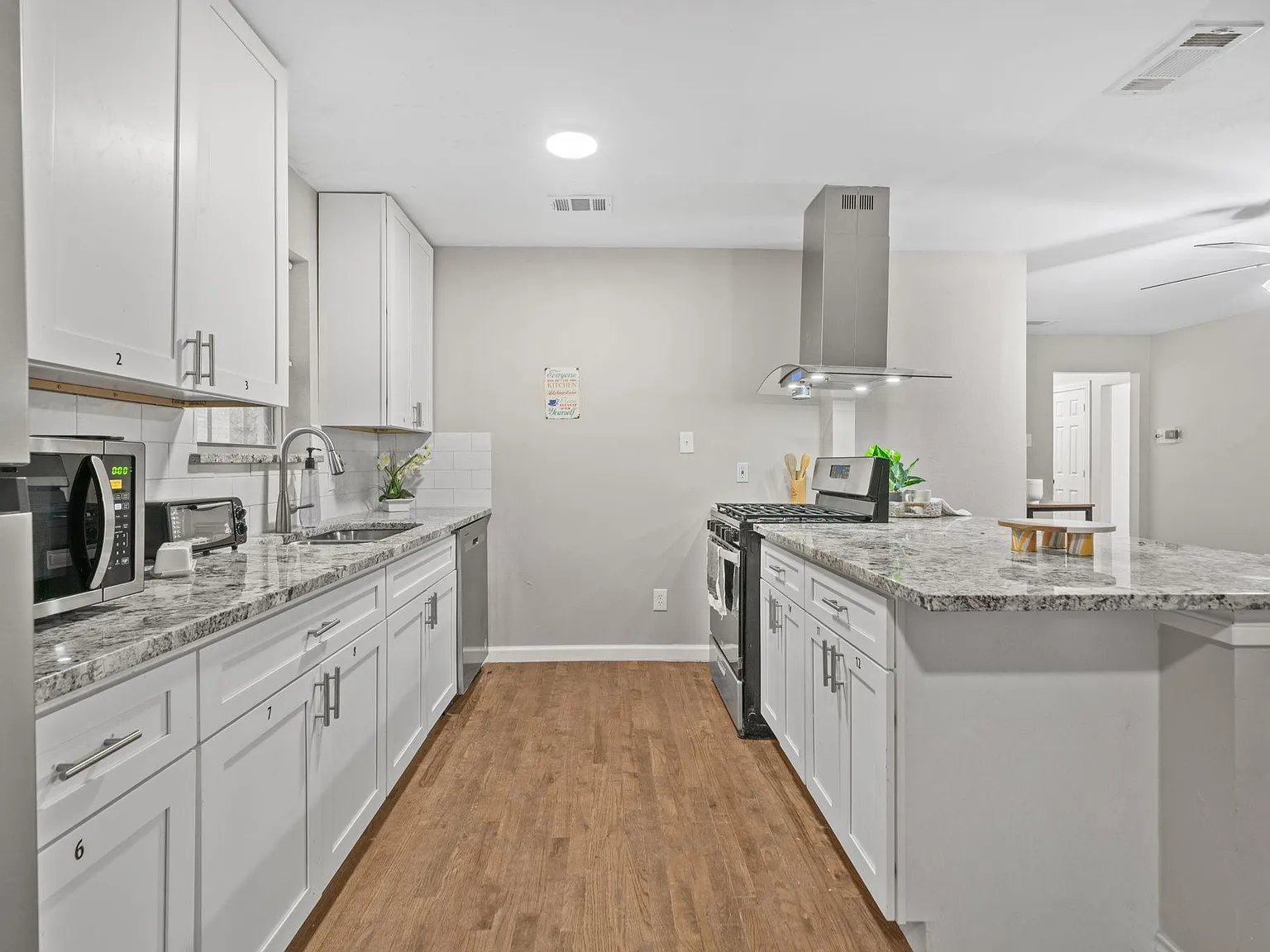 4 bed, 5.0 bath, 3241 sqft, $810 — Photo 4