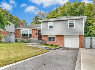 17 Franklin Dr, Smithtown, NY 11787