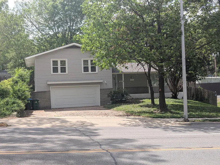 4920 Rainbow Blvd — Photo 1