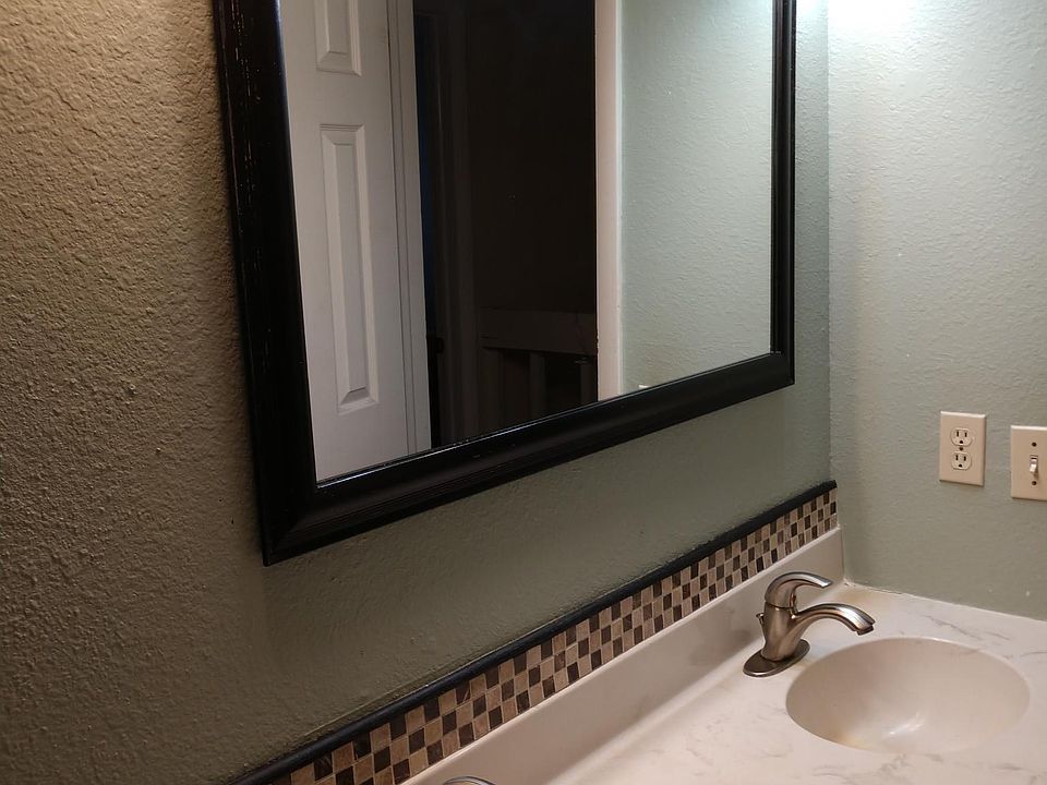 Great lighting in this upstairs full bath.