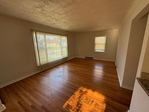 4th image of 439 W Brockton Ave