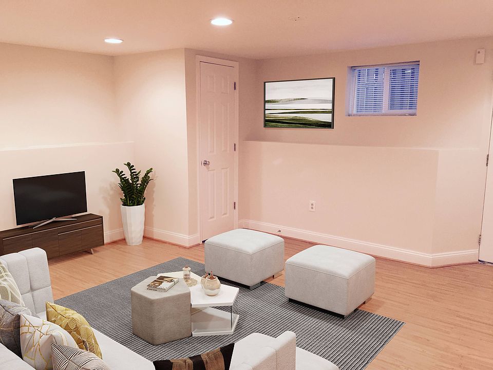 1st image of 2803 Woodlawn Ave #1