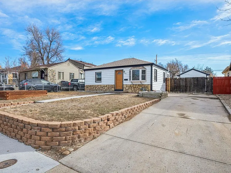 936 Meade St — Photo 1