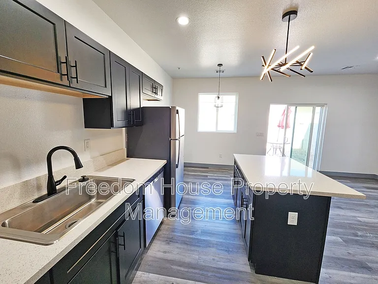 384 Erin St — Photo 14