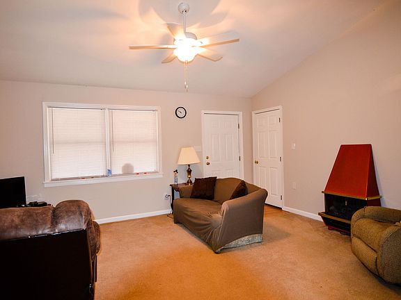 3rd image of 122 Brownlow Dr