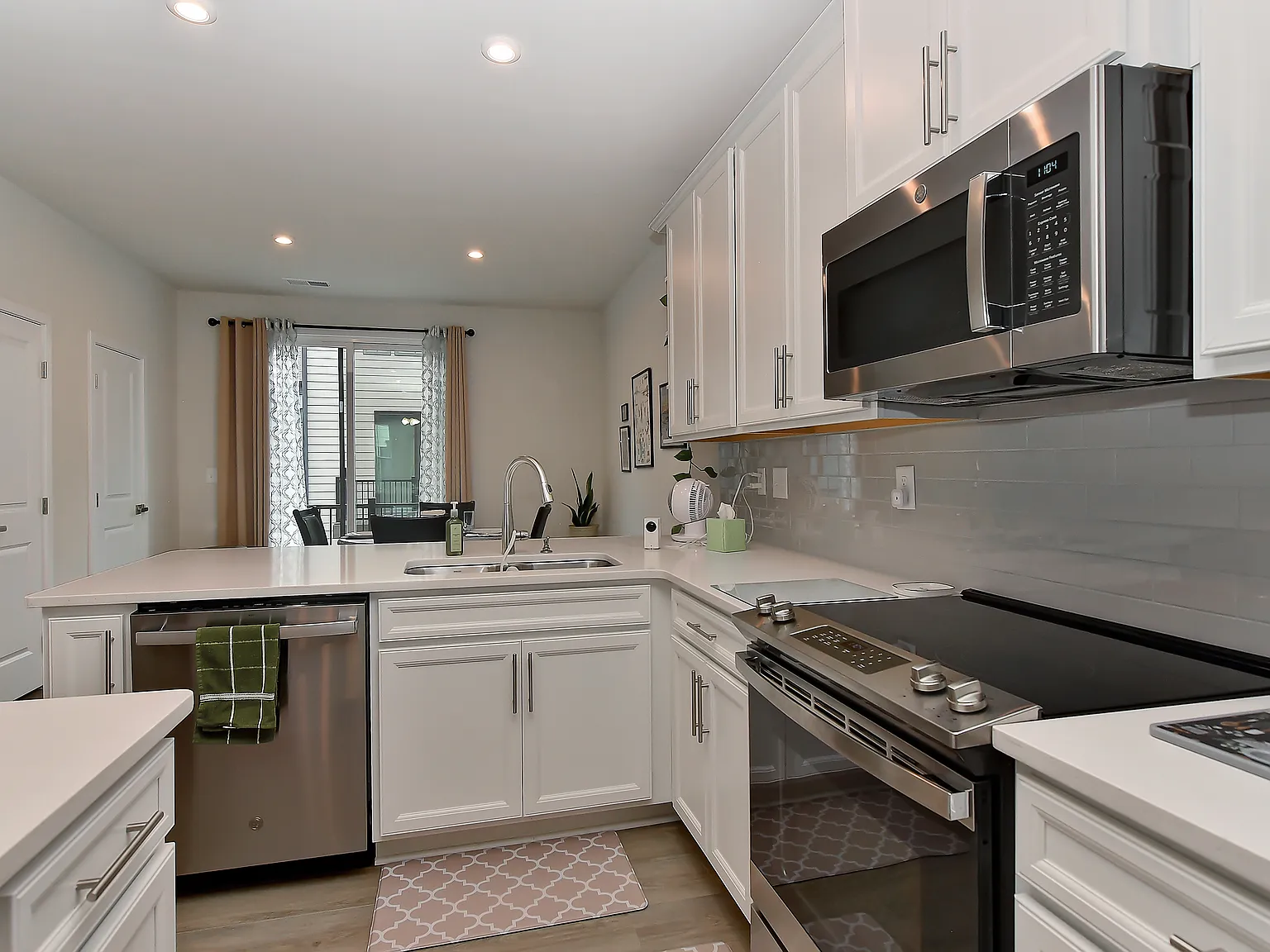 3 bed, 3.5 bath, 1600 sqft, $2,750 — Photo 2