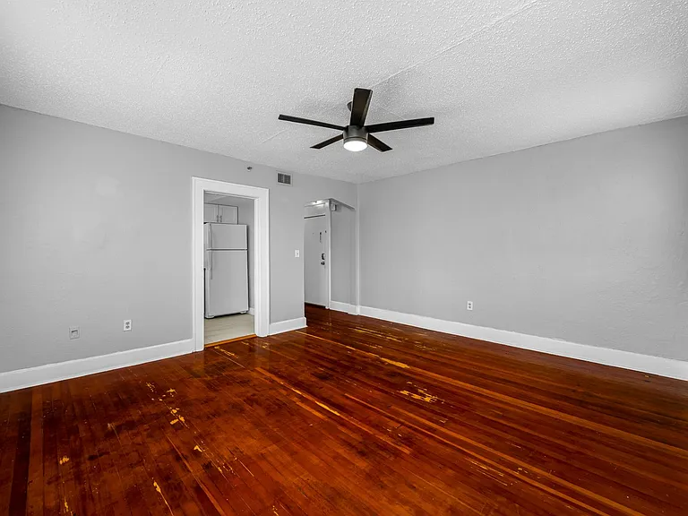 324 Grove St N — Photo 6