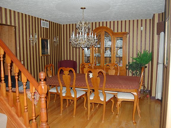 Dining Room w/hardwood floors