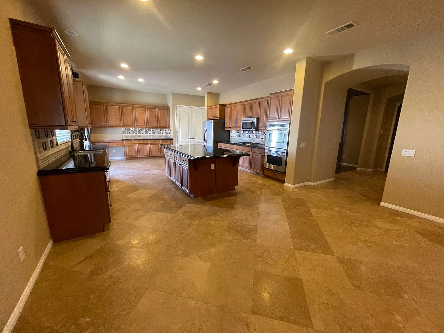 Beautiful Apple Valley Home- 3 Bedrooms, 2.5 Bathrooms, Single Story, Cul-de-Sac, 3 car garage — Photo 2