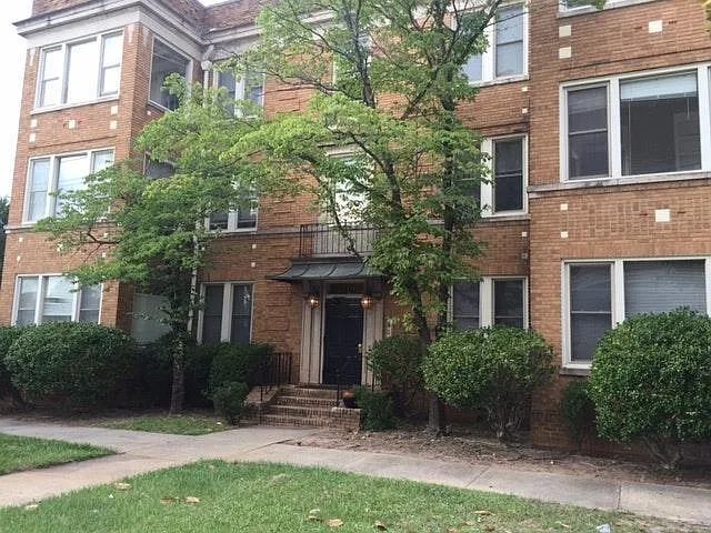 Front of building - 1200 Henderson St #2