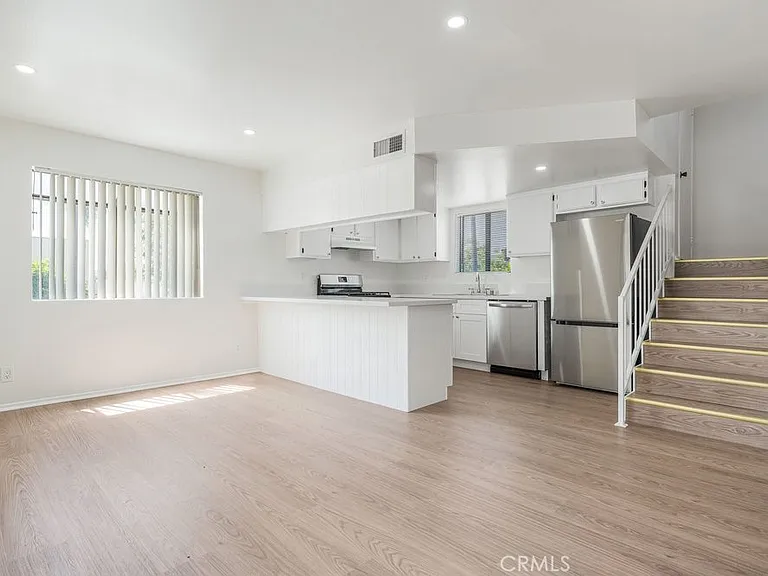 1129 Linden Ave #1 — Photo 4