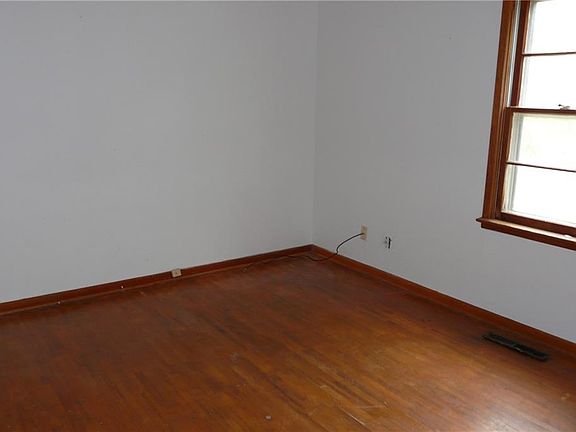 5th image of 702 N 8th St