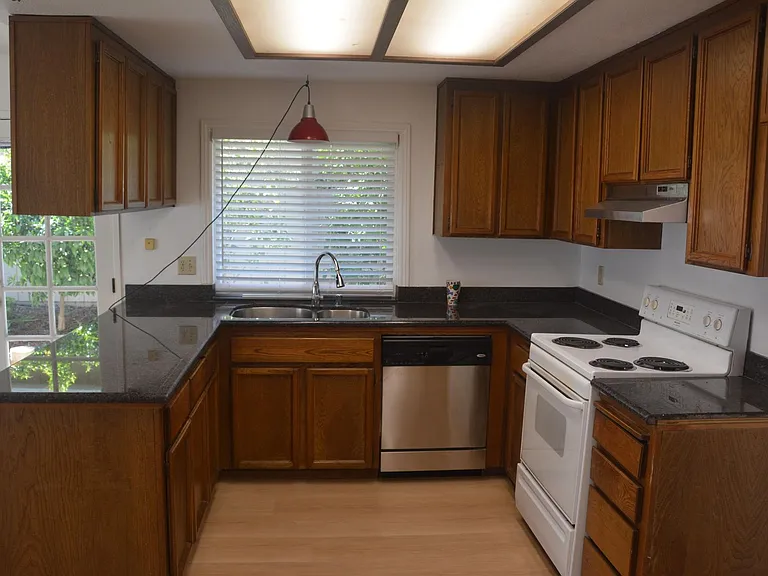2221 Lynbrook Dr — Photo 7