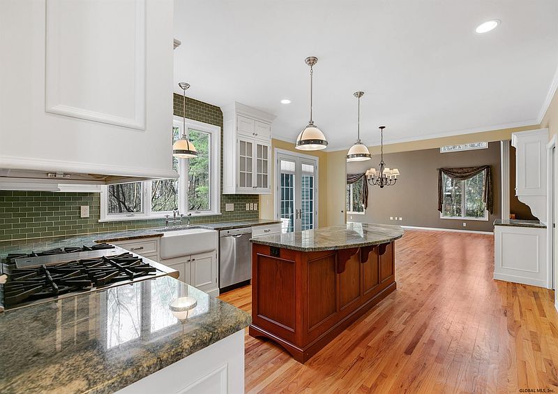 4th image of 14 ROLLING BROOK Drive