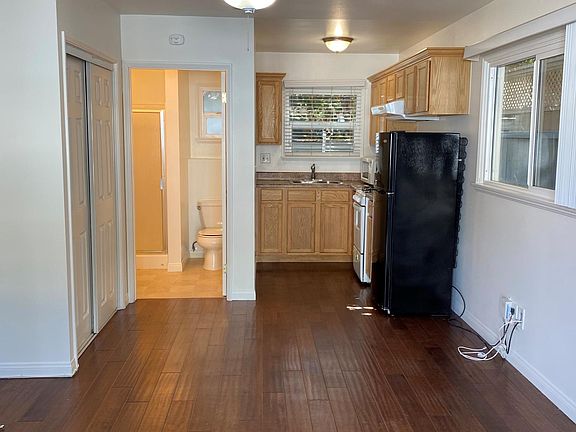 4th image of 860 Manhattan Beach Blvd #C