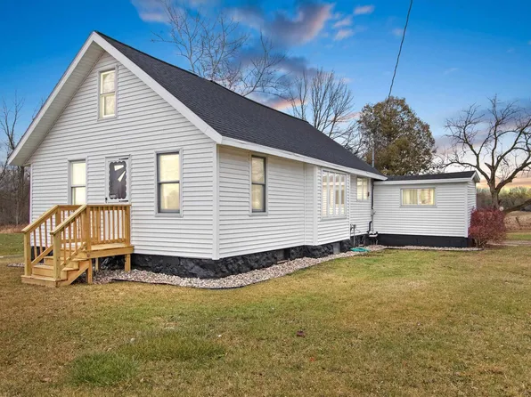 6076 Chestnut Rd, Oconto Falls, WI 54154