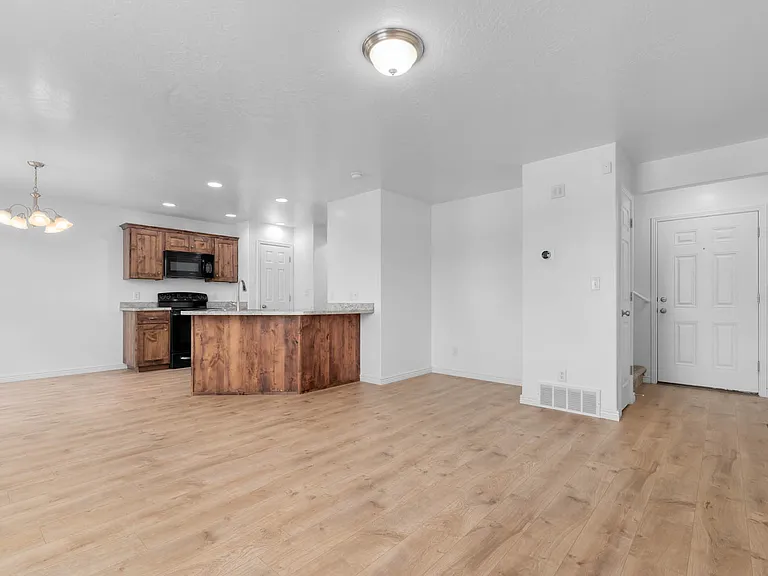 246 S 1800 E — Photo 8