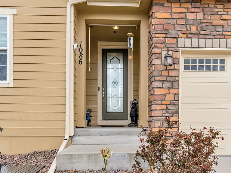 1086 McMurdo Cir — Photo 2