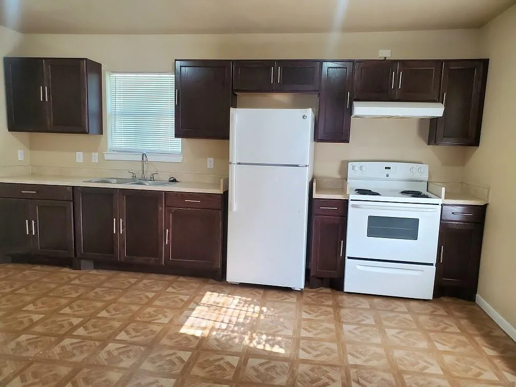 2 bed, 1.0 bath, 2040 sqft, $1,200 — Photo 4