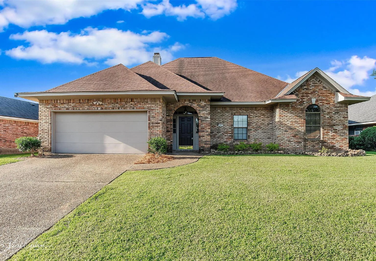 4 bed, 2.5 bath, 2371 sqft, $2,500 — Photo 1