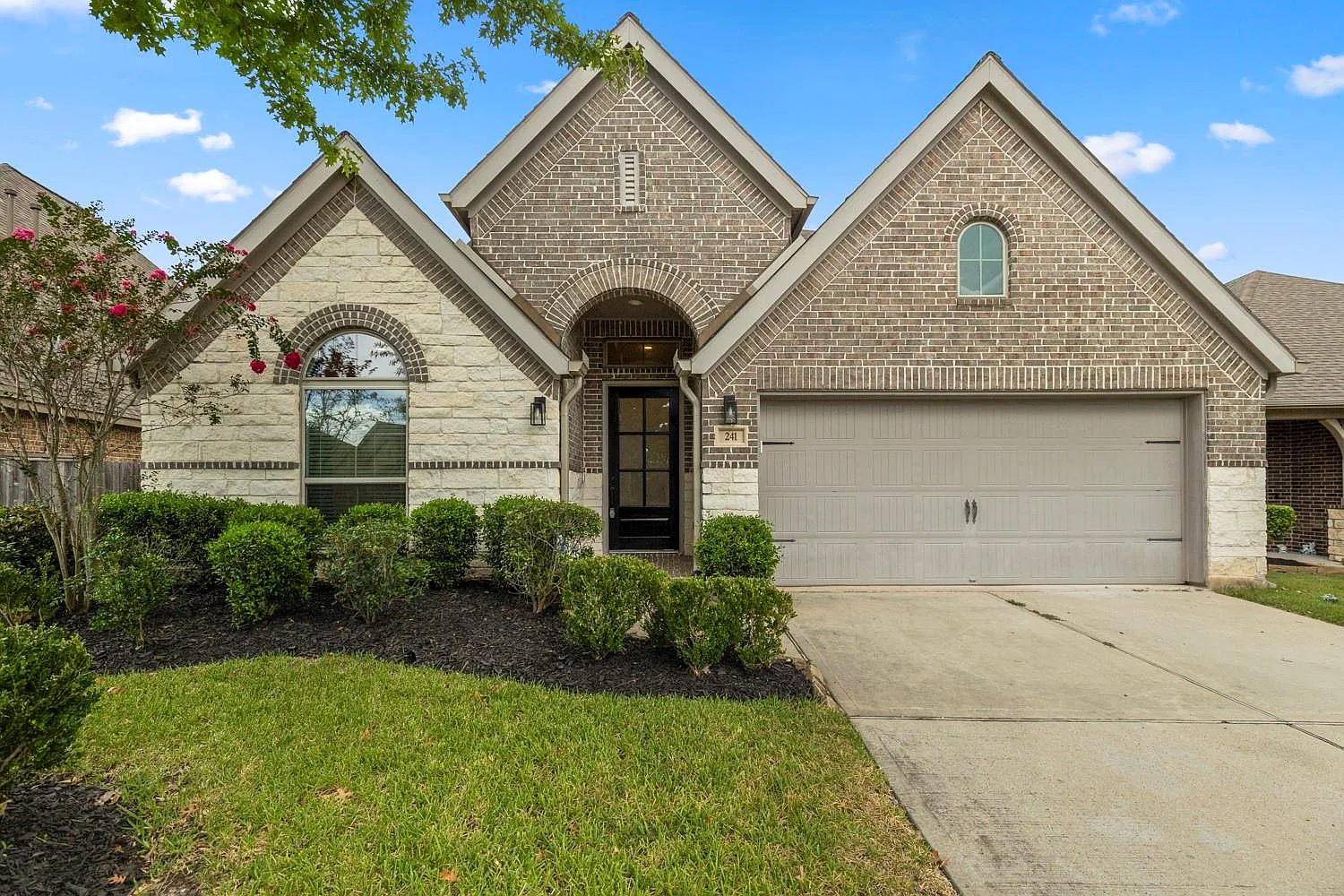 4 bed, 3.0 bath, 2545 sqft, $3,300 — Photo 1