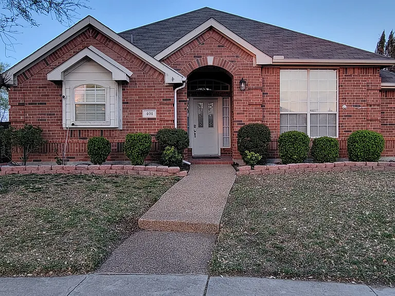 401 Colony Dr — Photo 1