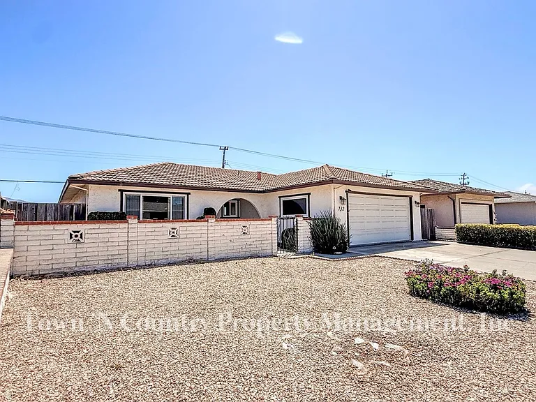 732 La Mesa Dr — Photo 2