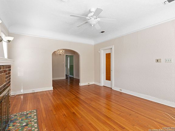 4th image of 1915 W Gramercy  Pl