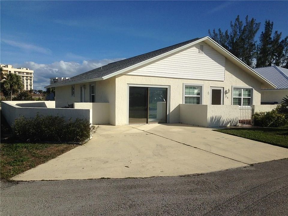 Concrete Block home on the Island, with nice privacy wall.  Two bedroom, two bath home, furnished.