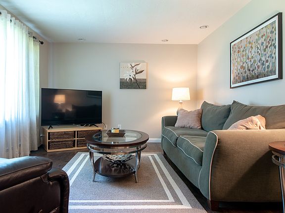 4th image of 7454 Broadmoor Cir