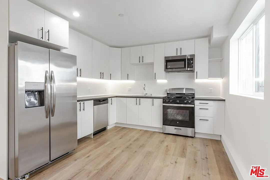 3 bed, 3.0 bath, 1200 sqft, $3,500 — Photo 2