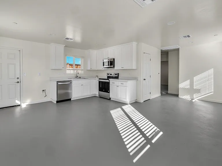 1340 W Mariposa Ave — Photo 10