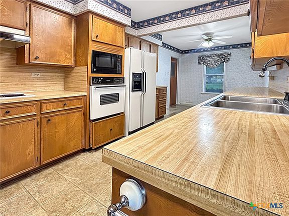 5th image of 802 E 14th St