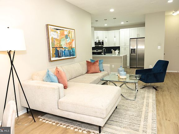 4th image of 4401 Sedgehurst Dr APT 204