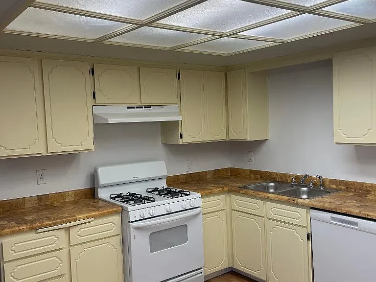 243 W Tulare Ave #C — Photo 7