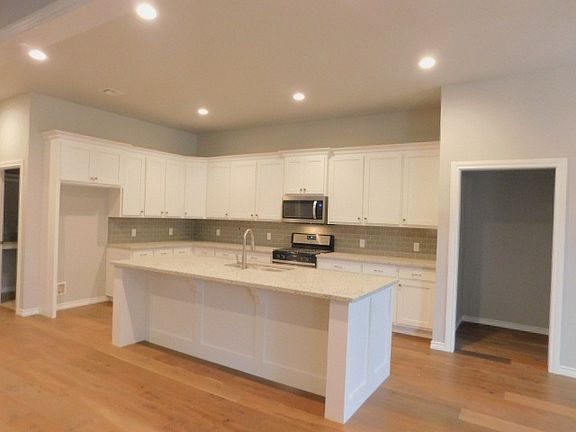 5th image of 3401 S Black Oak Dr
