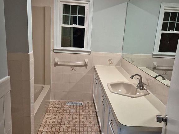 3rd image of 126 Perkins Ave