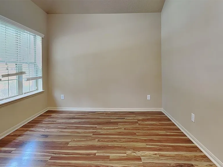 1411 Cameron Park Ln — Photo 2