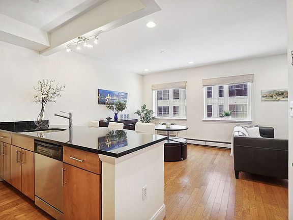 3rd image of 527 Vanderbilt Ave APT 4A