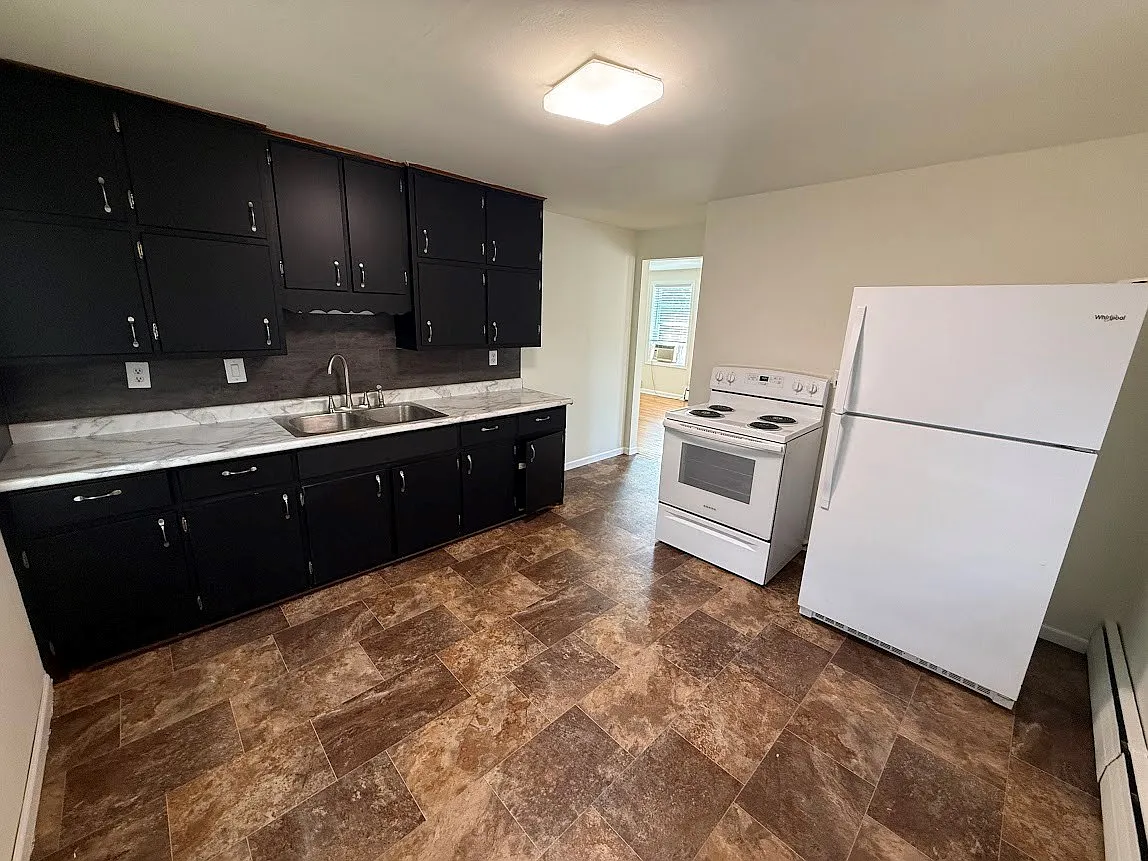 3 bed, 1040 sqft, $1,995 — Photo 4