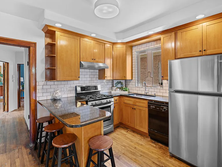 1447 Cuyler Ave — Photo 9