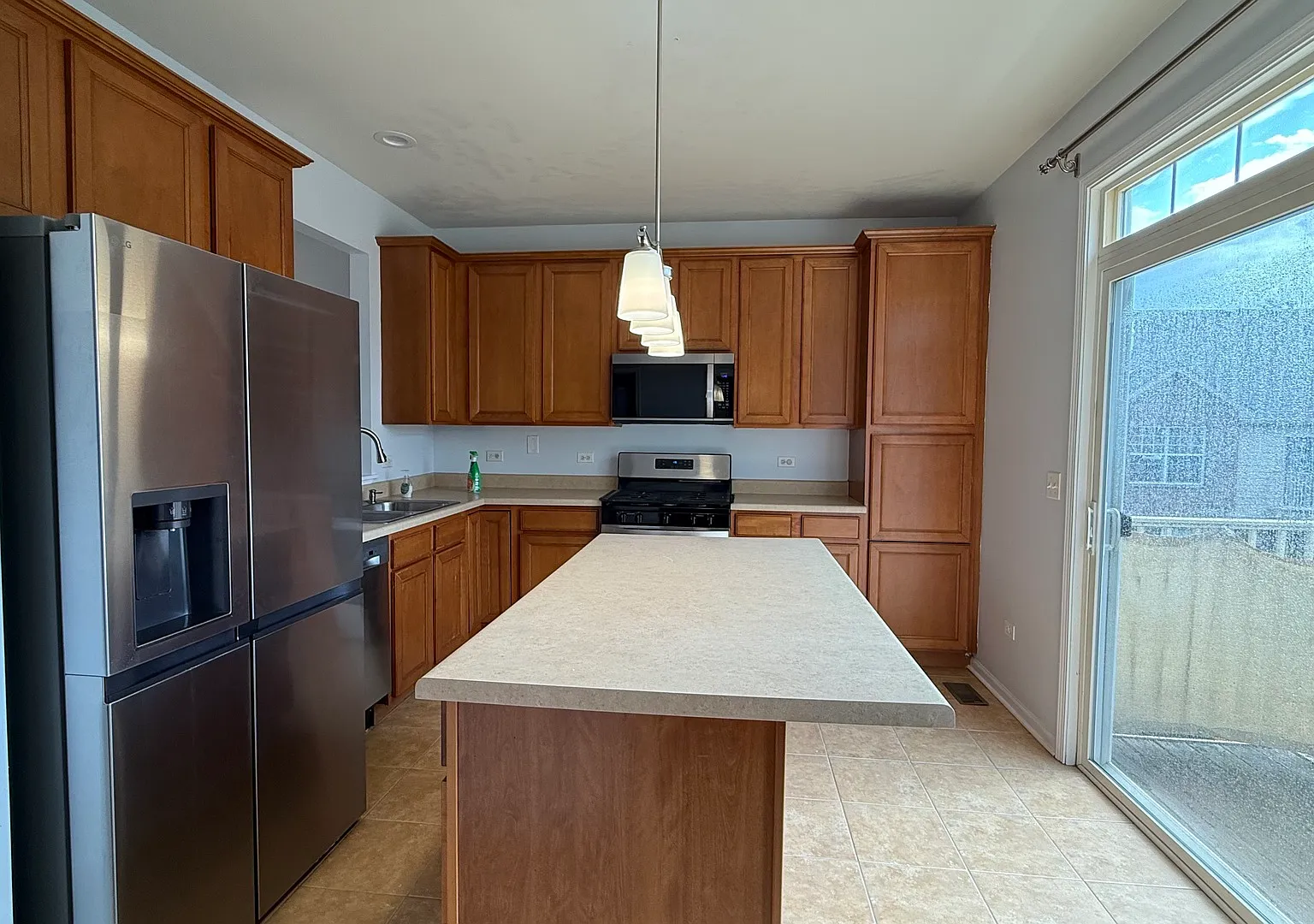 2 bed, 1.5 bath, 1568 sqft, $2,200 — Photo 3