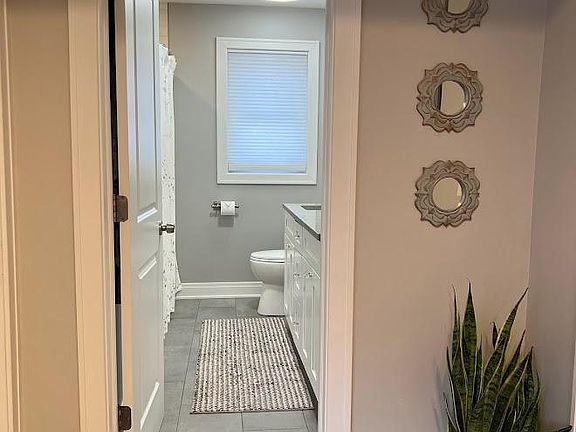 5th image of 2859 W Farragut Ave #1