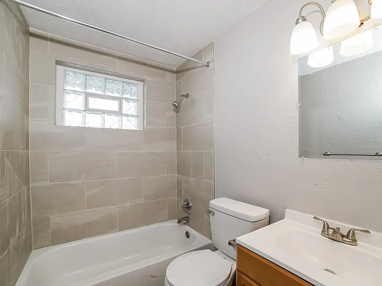 1392523_023_main_bathroom_13504511.jpg