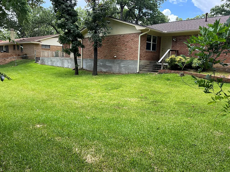 1918 Courtney Dr — Photo 32