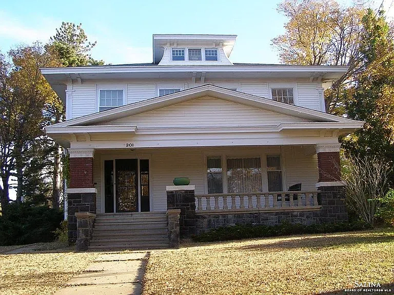 201 Forest Dr
