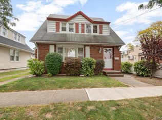 11 Park Ave, Williston Park, NY 11596