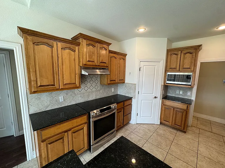 407 Lyndal Ln — Photo 9