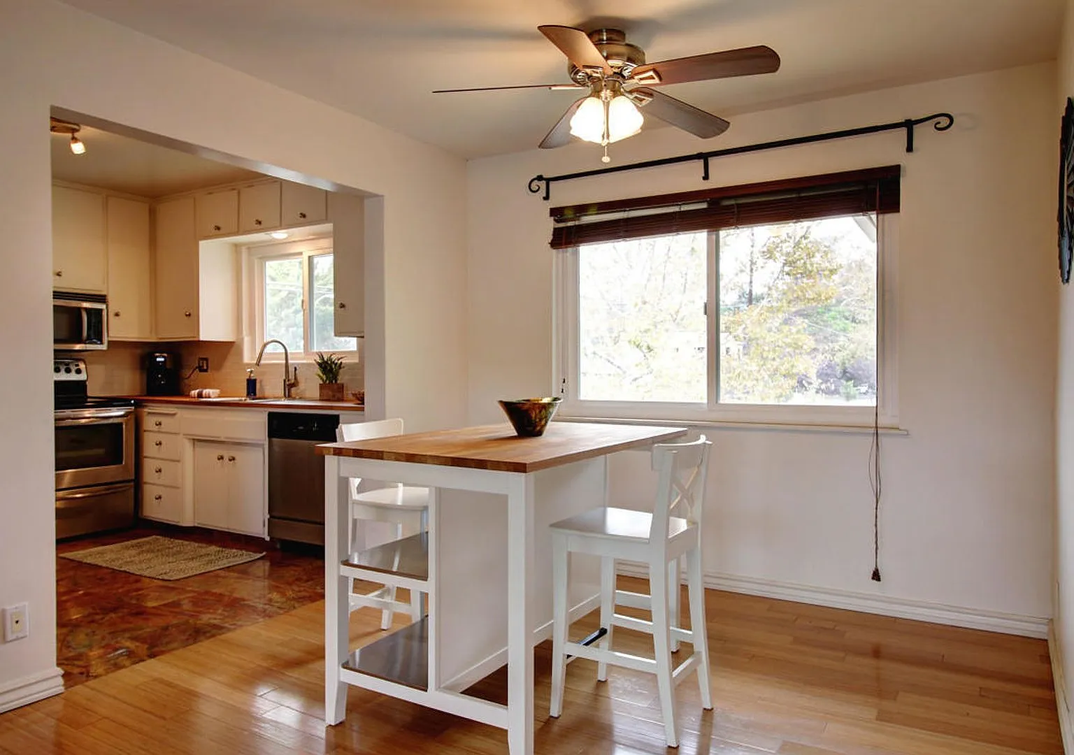 2 Bed / 2 Bath Condo Uptown Santa Barbara - Hardwood floors + Private laundry! — Photo 3