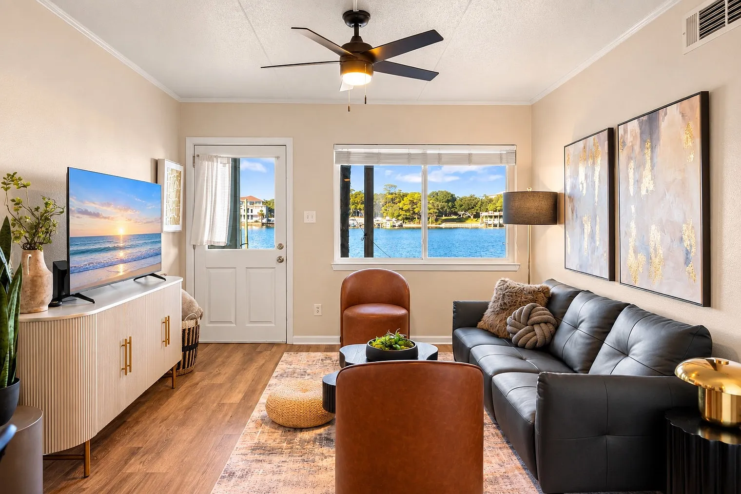 2 bed, 1.0 bath, 7254 sqft, $2,072 — Photo 2